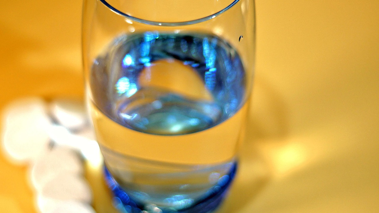 Bruistablet die oplost in een glas water