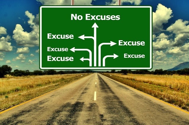 Groen verkeersbord boven een lange rechte weg. Eén pijl gaat rechtdoor naar 'No Excuses', vijf zijpijlen wijzen naar 'Excuse'.